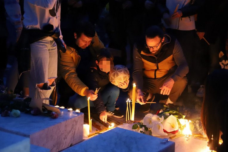 Roditelji pale sveće