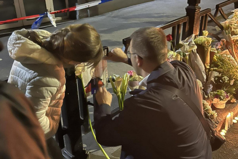 Roditelji polažu cveće nastradalim đacima