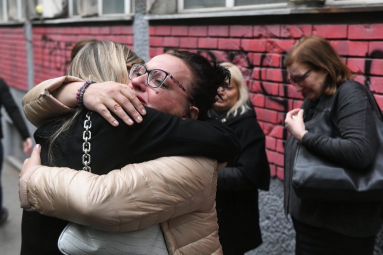 Roditelji ispre škole