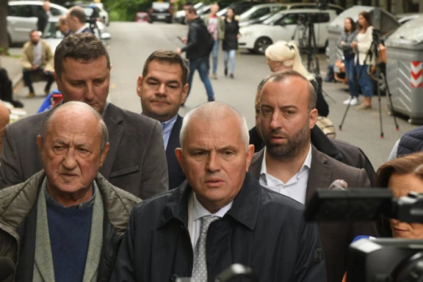 OPŠTINA ĆE UČINITI SVE DA POMOGNE PORODICAMA I ŠKOLI! Predsednik opštine Vračar položio venac ispre OŠ Vladislav Ribnikar