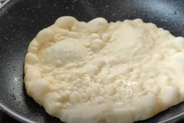 VIŠE NE MORATE DA ČEKATE SAT VREMENA, OVAKO TESTO NARASTE ZA PET MINUTA: Probajte ova dva načina i bez kvasca biće mekano kao duša