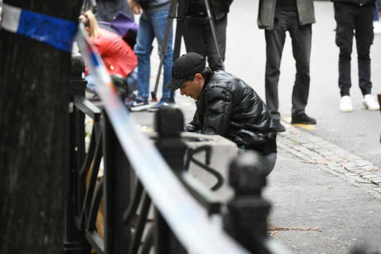 Marko Janketić ispred Osnovne škole ''Vladislav Ribnikar''