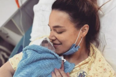 OTKRIVENO ZBOG ČEGA JE POZNATA PEVAČICA POBACILA TRI PUTA! Kasno saznala da ima ZDRAVSTVENI PROBLEM, povraćala čak i VODU!