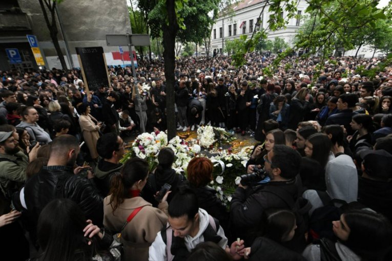 Skupljanje ljudi na Vračaru