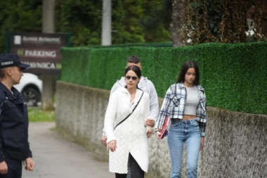 NOŽEM NASRNULA NA ĐAKE! Supruga Saše Matića HITNO došla po ćerku u školu gde se dogodio napad bivše učenice!