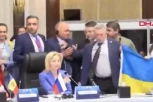TUČA RUSKIH I UKRAJINSKIH POSLANIKA NA SAMITU U ANKARI! Povadili zastave pa nastao haos! (VIDEO)
