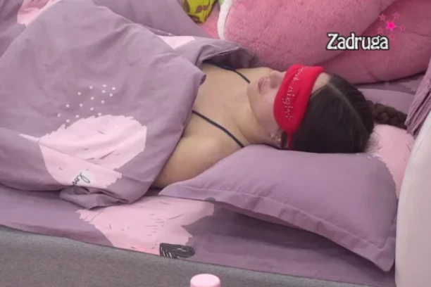 NAKON TIKOVA, POJAVILI SE I KOŠMARI! Anđela Đuričić ne može da nađe MIR zbog Maje i Zvezdana! (VIDEO)