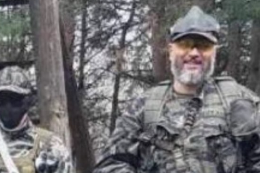 EVO DOKAZA DA JE OTAC UČIO MALOLETNOG UBICU DA PUCA! Isplivala fotografija Koste u maskirnoj uniformi (FOTO)