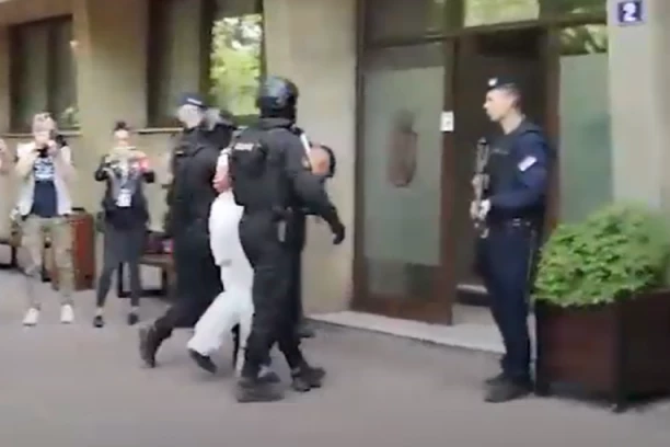 MASOVNOG UBICU DOVELI U STANICU: Uroša vodili da preda pušku kojom je pucao!