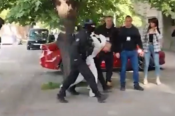 MASOVNOG UBICU IZ MLADENOVCA POLICIJA OBUKLA U BELI KOMBINEZON: Evo i zašto