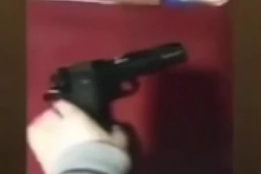 JEZIV SNIMAK DEČAKA IZ SMEDEREVA KRUŽI MREŽAMA! Dete slobodno vadi pištolj iz fioke, puni ga i REPETIRA! (VIDEO)