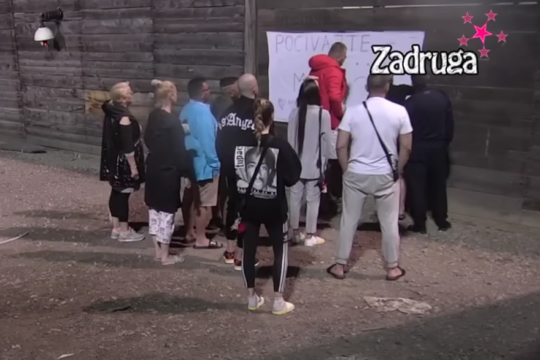 Zadrugari odaju počast preminulim žrtvama u masakru u OŠ "Vladislav Ribnikar" Zadruga 6