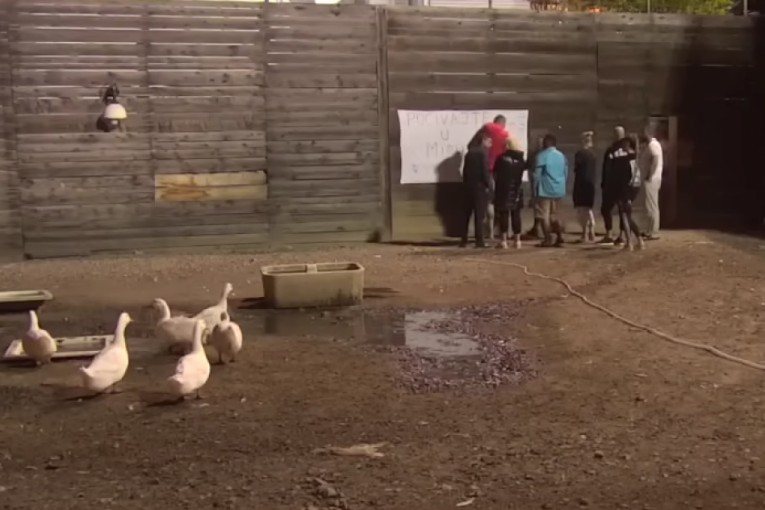 Zadrugari odaju počast preminulim žrtvama u masakru u OŠ "Vladislav Ribnikar" Zadruga 6