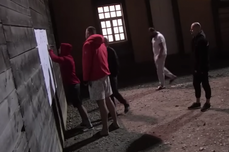 Zadrugari odaju počast preminulim žrtvama u masakru u OŠ "Vladislav Ribnikar" Zadruga 6