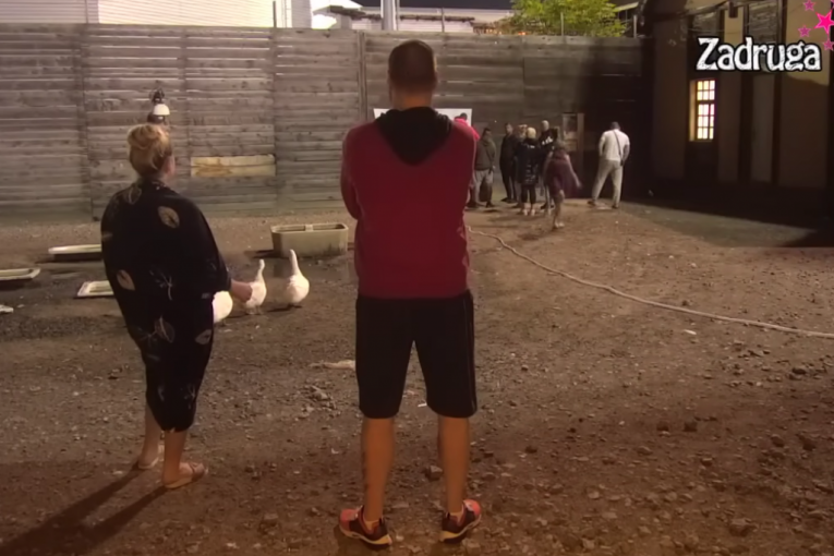 Zadrugari odaju počast preminulim žrtvama u masakru u OŠ "Vladislav Ribnikar" Zadruga 6