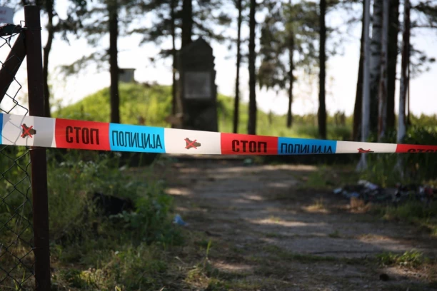 DANAS SE MALO ORAŠJE OPRAŠTA OD NASTRADALIH: Zajednička sahrana petorice mladića na seoskom groblju