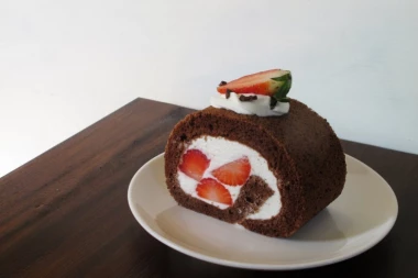 ČOKOLADNI ROLAT SA JAGODAMA: Spreman je za 15 minuta - idealan osvežavajući desert!