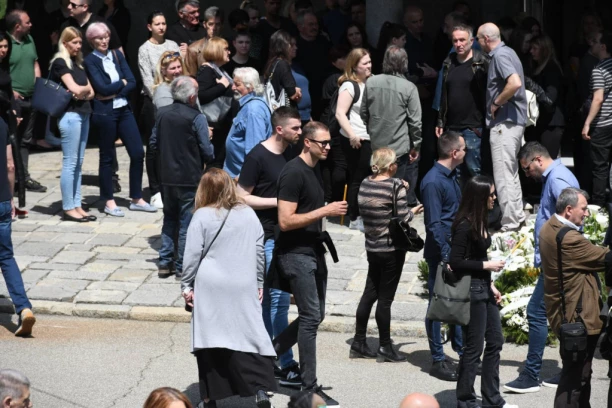 ODBOJKAŠKE LEGENDE NA SAHRANI: Velikani se OPROSTILI od Emilije Kobiljski!