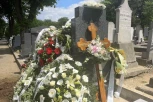 NEBO JE ZAPARAO KRIK KAD SU JE SPUSTILI U RAKU! Sahranjena Katarina - Njen grob prekriven belim ružama i kalama