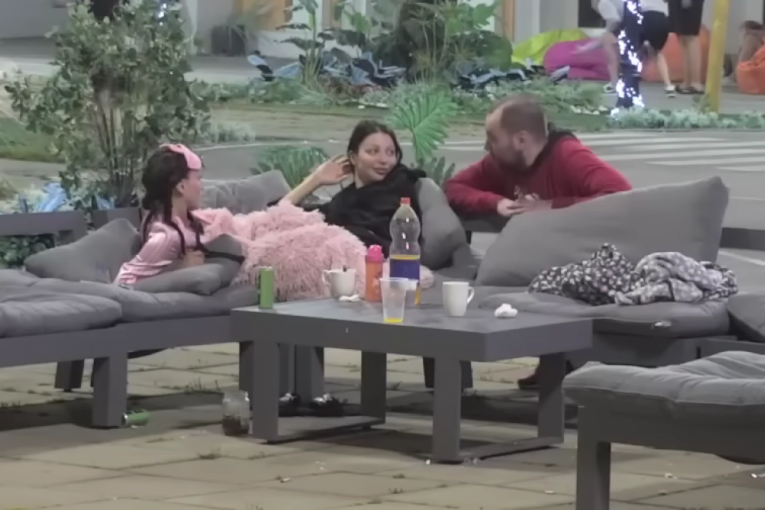 Miljan Vračević podriguje Maji Marinković i Slađi Lazić u facu Zadruga 6