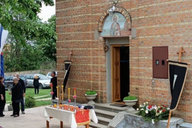 5 SVEŠTENIKA I 5 SVEĆA! Potresne scene u Mladenovcu, Hitna pomoć kod crkve!