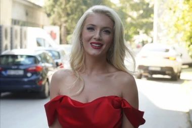 SKINULA SE NIKOLINA KOVAČ U MINI BIKINI, OBLINE PREKRILA SAMO TRAKICAMA: Pevačica zapalila Instagram, muškarcima oduzima dah OVAJ detalj!