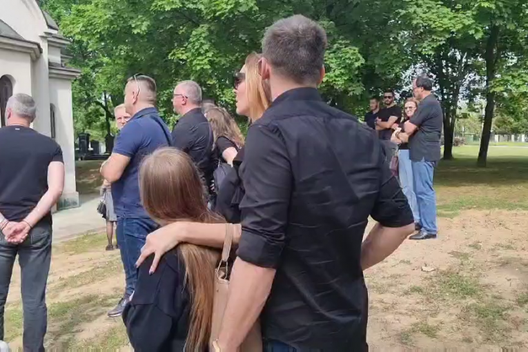 Anabela Atijas sa ćerkama i mužem na sahrani Adrijana Dukić