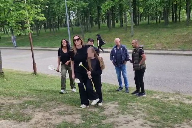 Anabela Atijas sa ćerkama i mužem na sahrani Adrijana Dukić