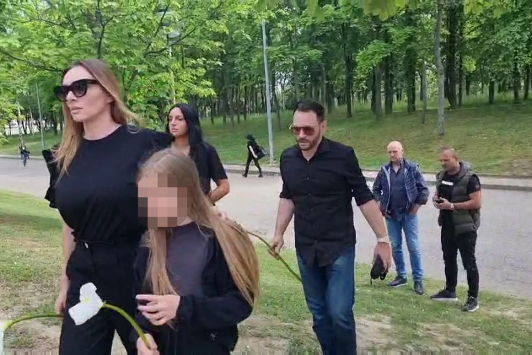 Anabela Atijas sa ćerkama i mužem na sahrani Adrijana Dukić