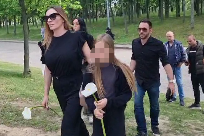 Anabela Atijas sa ćerkama i mužem na sahrani Adrijana Dukić