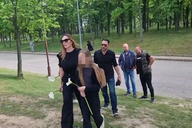 Anabela Atijas sa ćerkama i mužem na sahrani Adrijana Dukić