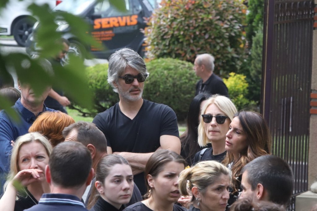 Ana Stanić sa bivšim suprugom, Momčilom Lavrnićem na Novom groblju