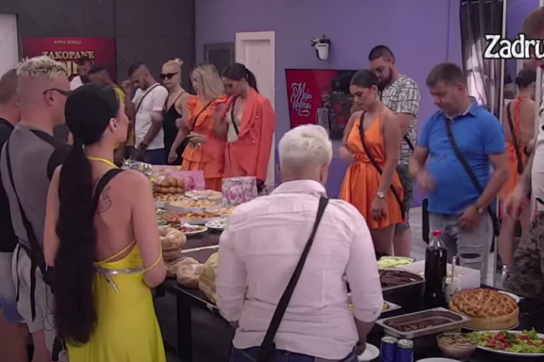 Ana Ćurčić čita čestitke