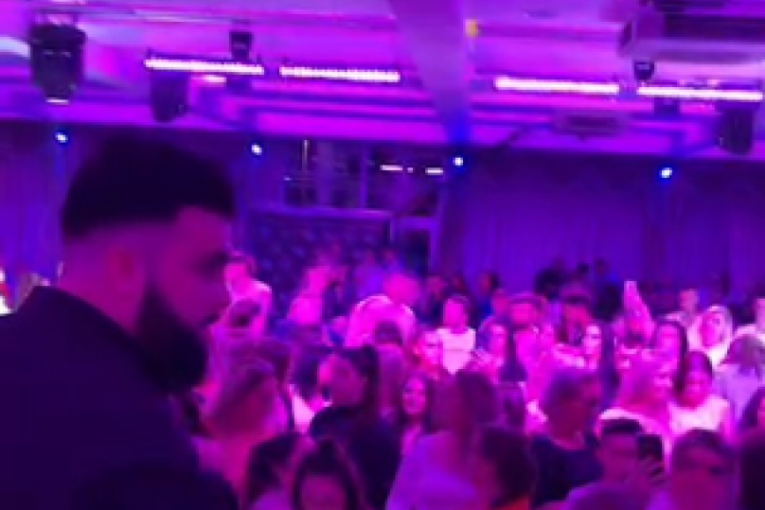 Sadik Hasanović nastupa tokom dana žalosti