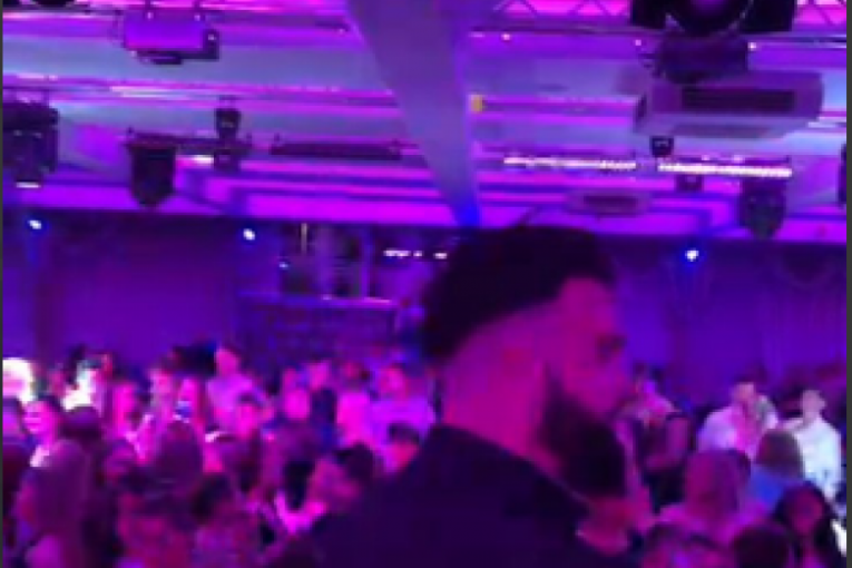 Sadik Hasanović nastupa tokom dana žalosti