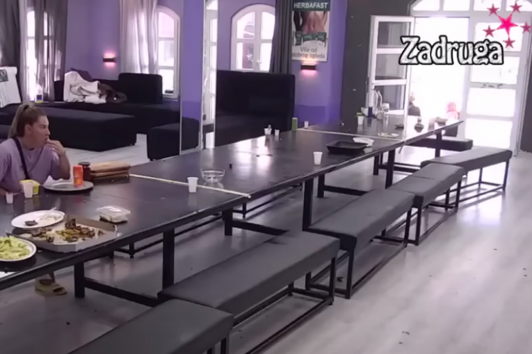 Ana posmatra Maju u kupaćem