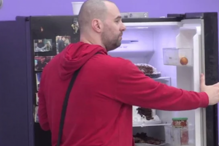 Zvezdan jede Anđelinu tortu