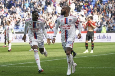 SPEKTAKL NA ŽERLANU: Veliki preokret Liona, devet golova i raspucani Lakazet!