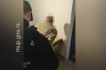 BRZA AKCIJA INTERVENTNE POLICIJE: Pogledajte kako je uhapšen muškarac iz Leštana koji je pretio masakrom (VIDEO)