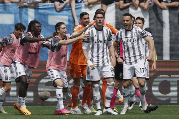 RASISTIČKI SKANDAL POTRESA ITALIJU: Ministar sporta stao u odbranu Dušana Vlahovića!