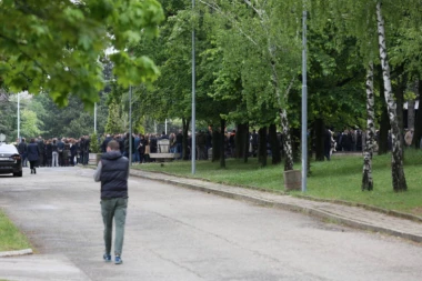 TUGA NA BEŽANIJSKOM GROBLJU! UPLAKAN NAROD ISPRED KAPELE: Sahranjuje se devojčica Bojana (13) koju je UBIO monstrum na Vračaru