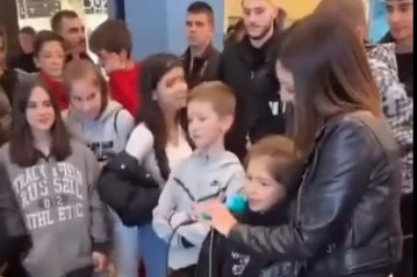 DEVOJČICA PEVA "KU**VO, SREDI SE", MAJKA JOJ DRŽI MIKROFON: Skandalozan snimak se širi mrežama! (VIDEO)