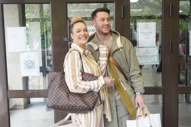 MUŽ ISTETOVIRAO NJEN LIK PREKO CELIH GRUDI: Pevačica blokirala društvene mreže najnovijim snimkom, ovo se deli munjevitom brzinom!