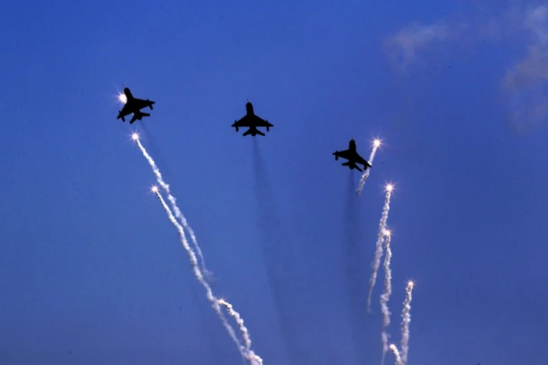 MIG-21 IM PAO NA KUĆU: U indijskom selu troje ljudi poginulo, a pilot se katapultirao i preživeo (FOTO, VIDEO)