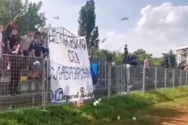 MIRNO SPAVAJTE ANĐELI NAŠI: Potresne slike sa stadiona u Odžacima -  Ruže, plišane igračke i sveće za decu stradalu u krvavom piru! (VIDEO)