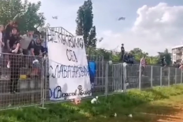 MIRNO SPAVAJTE ANĐELI NAŠI: Potresne slike sa stadiona u Odžacima -  Ruže, plišane igračke i sveće za decu stradalu u krvavom piru! (VIDEO)