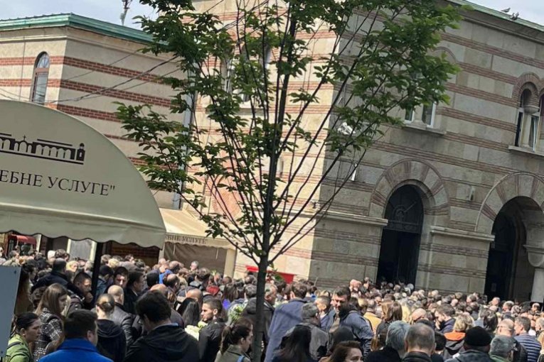 Ljudi na sahrani Ani Božović