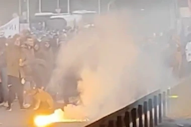 OVAKO IZGLEDA KADA OPOZICIJA "NENASILNO" PROTESTUJE! Hitna, trudnica, baklje, svađe, deca, polivanje i uništavanje auta (VIDEO)