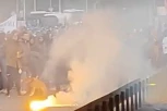OVAKO IZGLEDA KADA OPOZICIJA "NENASILNO" PROTESTUJE! Hitna, trudnica, baklje, svađe, deca, polivanje i uništavanje auta (VIDEO)