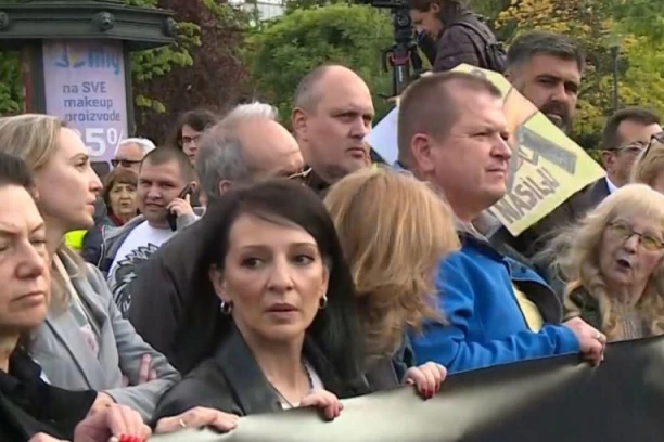 MIRA LUTKARKA IM ŠEFICA PARADE! Marinika Tepić  i Sanda Rašković u prvim redovima na protestu!